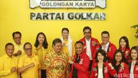 Airlangga-Giring Kepalkan Tangan Bersama di Markas Golkar