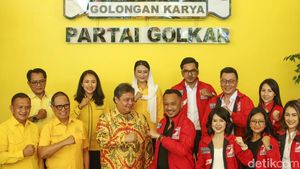 Airlangga-Giring Kepalkan Tangan Bersama di Markas Golkar