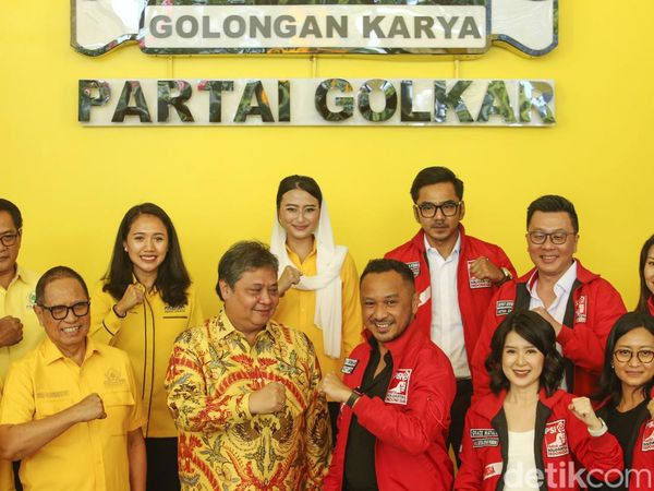 Airlangga-Giring Kepalkan Tangan Bersama di Markas Golkar