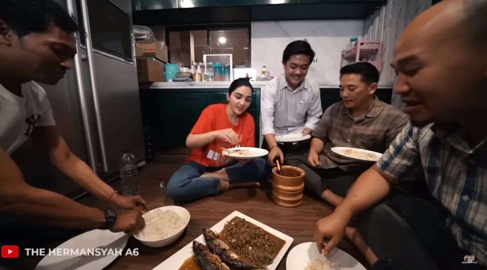 Makan Bareng Karyawan di Rumah, Ashanty Dikritik Jorok