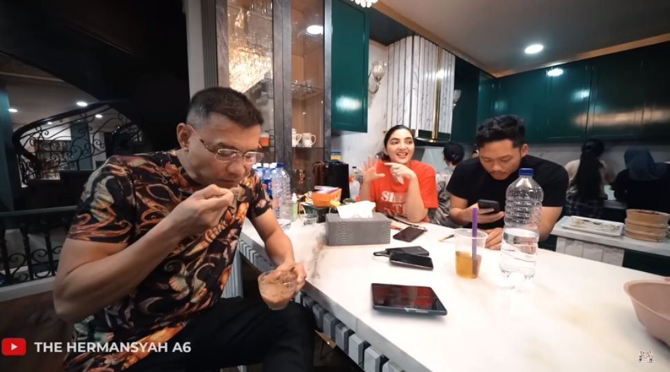 Makan Bareng Karyawan di Rumah, Ashanty Dikritik Jorok