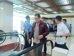 Jenderal Bintang 2 Temui Wanita Histeris Saat Rapat Kapolri-Komisi III DPR