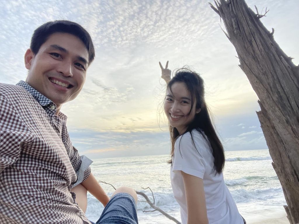 Bagaimana pendapatmu tentang kisah cinta Nong Poy dan Oak Phakwa ini, detikers? Bagikan tanggapan di kolom komentar, ya. (Foto: Facebook/บรรลุ หงษ์หยก)