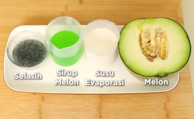 Bahan-bahan es seru Korea. /Foto: YouTube.com/DevinaHermawan.