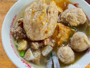 2 Bakso Mantul di Bojonegoro, Topping Tetelan hingga Pangsit Goreng 2 Bakso Mantul di Bojonegoro, Topping Tetelan hingga Pangsit Goreng