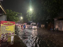 Hujan Deras Sejak Sore, Kawasan Surabaya Barat Tergenang Banjir