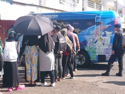 Cerita Penjual Jasa Tukar Uang Baru Berburu dari Bank-Mobil Kas Keliling BI