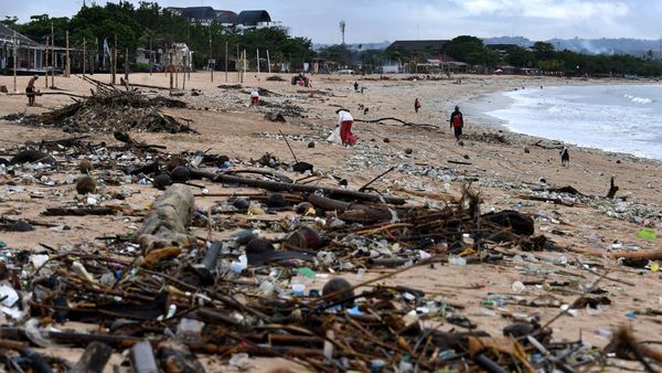 Duh, Pantai Kedonganan Bali Penuh Sampah Plastik dan Kayu
