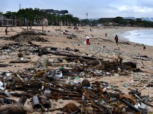 Duh, Pantai Kedonganan Bali Penuh Sampah Plastik dan Kayu