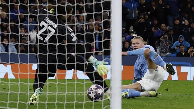Soccer Football - Champions League - Quarter Final - First Leg - Manchester City v Bayern Munich - Etihad Stadium, Manchester, Britain - April 11, 2023 Manchester City's Erling Braut Haaland scores their third goal Action Images via REUTERS/Jason Cairnduff