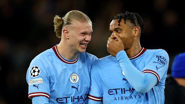 Soccer Football - Champions League - Quarter Final - First Leg - Manchester City v Bayern Munich - Etihad Stadium, Manchester, Britain - April 11, 2023 Manchester Citys Erling Braut Haaland and Manuel Akanji celebrate after the match REUTERS/Molly Darlington