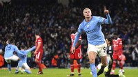 Haaland tampil apik di laga tersebut, ditandai dengan satu gol dan satu assist buat Bernardo. Nah, satu golnya tersebut membuatnya kini sudah mengukir 45 gol di seluruh ajang musim ini. AP/Tim Goode  