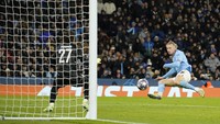 Erling Haaland menambah gol untuk Man City pada menit ke-77. Skor 3-0 untuk Man City menjadi hasil akhir pertandingan. AP/Dave Thompson  