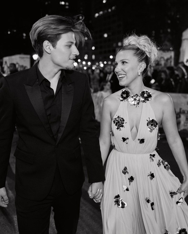 Jake dan Millie di Premiere Enola Holmes 2/