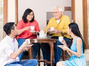 Mengenal Tradisi Ngeteh di Indonesia & Manfaatnya bagi Tubuh Mengenal Tradisi Ngeteh di Indonesia & Manfaatnya bagi Tubuh