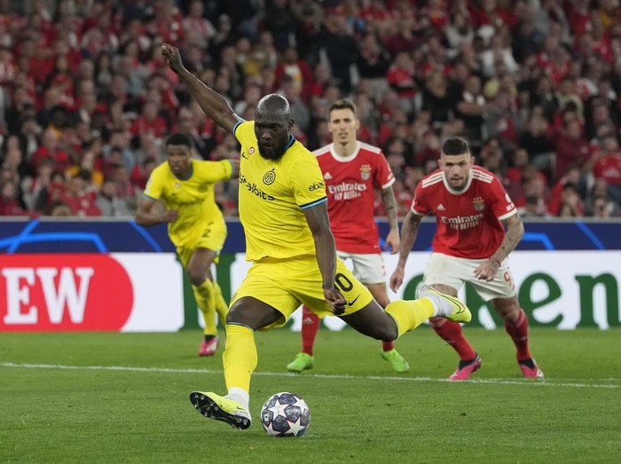 Inter Milan's Romelu Lukaku shoots a penalty kick to score his side's second goal during the Champions League quarter final first leg soccer match between Benfica and Inter Milan at Luz stadium in Lisbon, Tuesday, April 11, 2023. (AP Photo/Armando Franca)