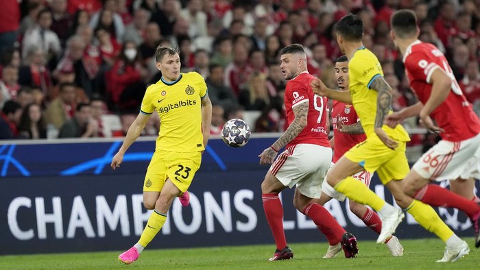 Inter Milans Nicolo Barella, left, eyes the ball during the Champions League quarterfinal, first leg, soccer match between Benfica and Inter Milan at Luz stadium in Lisbon, Tuesday, April 11, 2023. (AP Photo/Armando Franca)