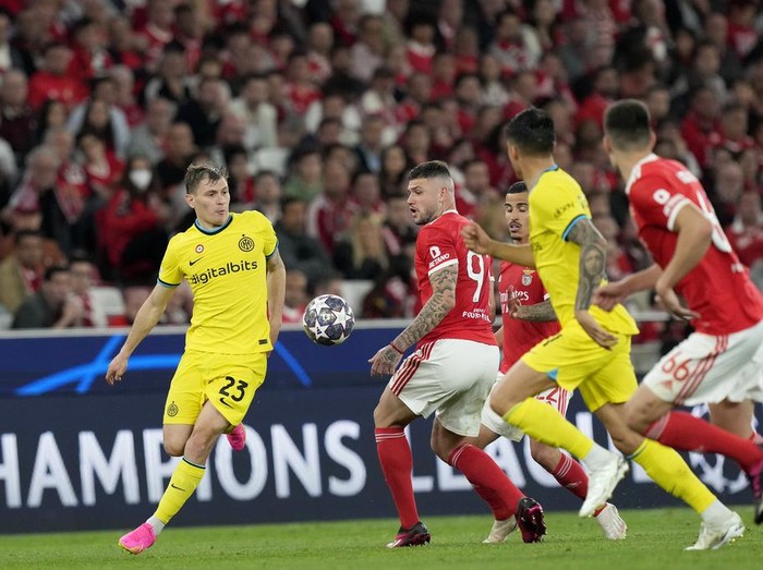 Inter Milan's Nicolo Barella, left, eyes the ball during the Champions League quarterfinal, first leg, soccer match between Benfica and Inter Milan at Luz stadium in Lisbon, Tuesday, April 11, 2023. (AP Photo/Armando Franca)