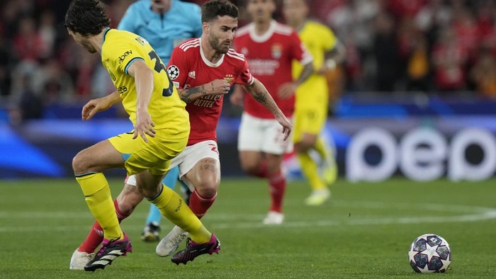 Inter Milan Perkasa di Markas Benfica Benfica's Rafa Silva, right, vies for the ball with Inter Milan's Matteo Darmian during the Champions League quarter final first leg soccer match between Benfica and Inter Milan at Luz stadium in Lisbon, Tuesday, April 11, 2023. (AP Photo/Armando Franca)