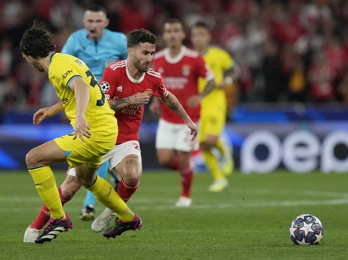 Benfica's Rafa Silva, right, vies for the ball with Inter Milan's Matteo Darmian during the Champions League quarter final first leg soccer match between Benfica and Inter Milan at Luz stadium in Lisbon, Tuesday, April 11, 2023. (AP Photo/Armando Franca)
