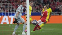 Lima menit selepas jeda, Inter bisa membuka keunggulan lewat Nicolo Barella.  