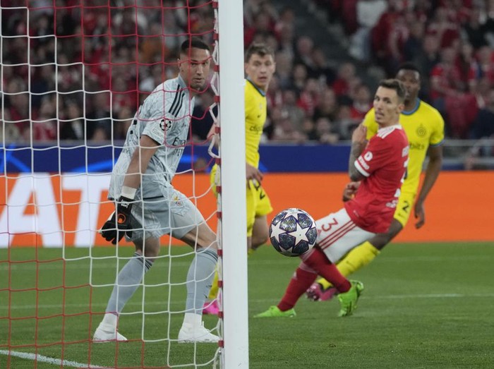 Benfica's goalkeeper Odysseas Vlachodimos, left, looks at the ball after Inter Milan's Nicolo Barella, background center, heads the ball to score the opening goal during the Champions League quarter final first leg soccer match between Benfica and Inter Milan at Luz stadium in Lisbon, Tuesday, April 11, 2023. (AP Photo/Armando Franca)