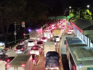 Jalan Daan Mogot Arah Kalideres Macet Parah Malam Ini!