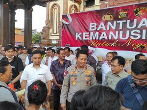 Kapolda Bali Cek Harga Pangan di Pasar Badung-Beri Bantuan