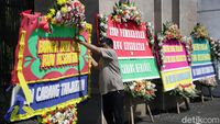 Karangan Bunga Tolak RUU Kesehatan Penuhi Gerbang DPR