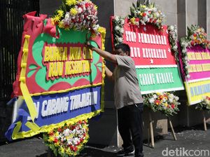 Karangan Bunga Tolak RUU Kesehatan Penuhi Gerbang DPR