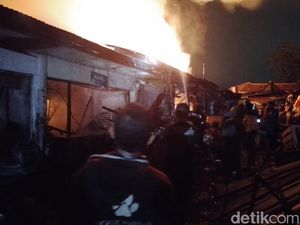 Diduga Korsleting Listrik, 20 Kios Pasar Kamal Bangkalan Ludes Terbakar
