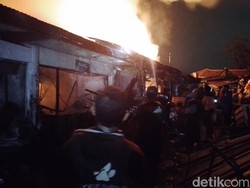 Diduga Korsleting Listrik, 20 Kios Pasar Kamal Bangkalan Ludes Terbakar
