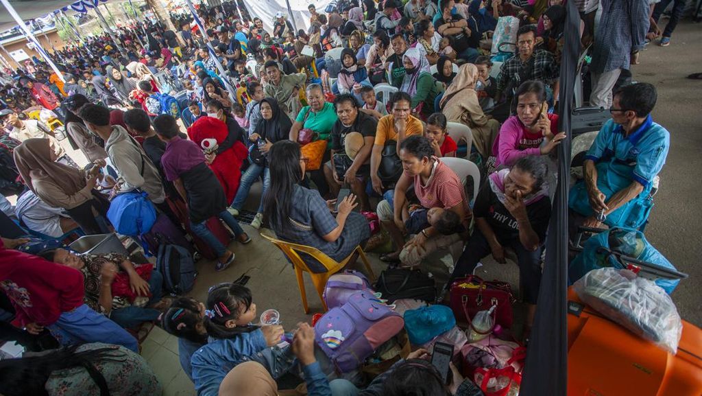 KM Kelud Telat 5 Jam, Pemudik Berjubel di Pelabuhan Batu Ampar KM Kelud Telat 5 Jam, Pemudik Berjubel di Pelabuhan Batu Ampar
