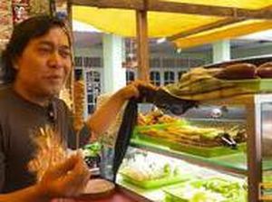 Kocak! Kekonyolan Komeng Saat Jualan Pecel Ayam Kaki Lima