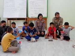 Kisah Kompol Riza Bikin Program Bahasa Inggris Gratis untuk Anak Muara Angke