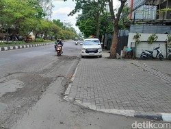 Hati-Hati! Kondisi Jalan Menuju Antapani Rusak