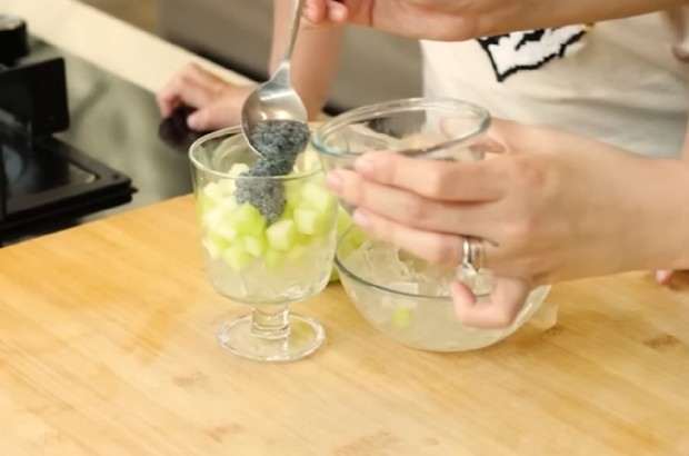 Langkah membuat es serut Korea. /Foto: YouTube.com/DevinaHermawan.