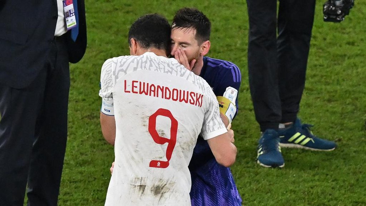 Robert Lewandowski berharap akan main bareng dengan Lionel Messi di Barcelona pada musim depan. (Foto: AFP/GLYN KIRK)