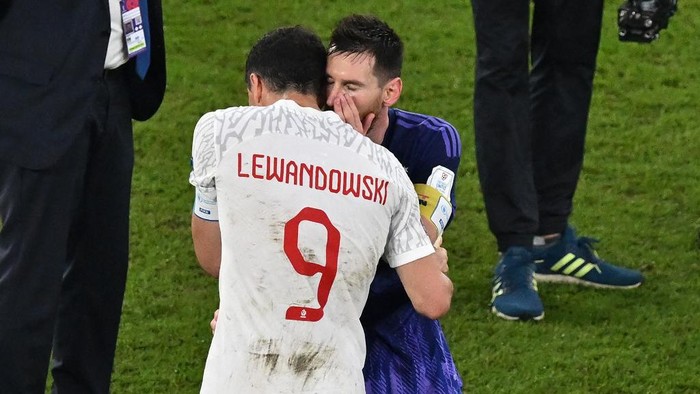 Polands forward #09 Robert Lewandowski (L) and Argentinas forward #10 Lionel Messi greet each other at the end of the Qatar 2022 World Cup Group C football match between Poland and Argentina at Stadium 974 in Doha on November 30, 2022. (Photo by Glyn KIRK / AFP)