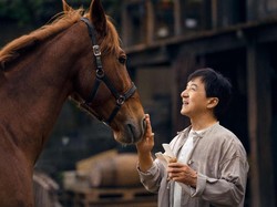 Lucu & Harunya Kisah Jackie Chan Bareng Kuda Kesayangan di Ride On