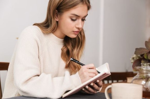 Memonitor Diri Sendiri. Foto freepik.com: drobotdean Memonitor Diri Sendiri. Foto freepik.com: drobotdean