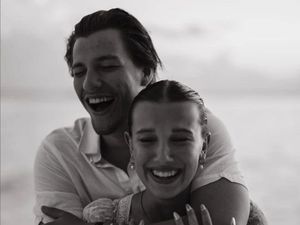 Millie Bobby Brown Dirumorkan Tunangan Usai Unggah Foto Pamer Cincin Millie Bobby Brown Dirumorkan Tunangan Usai Unggah Foto Pamer Cincin