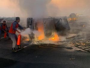 Mobil Pikap Angkut BBM Terbakar di Deli Serdang, Sopir Tewas! Mobil Pikap Angkut BBM Terbakar di Deli Serdang, Sopir Tewas!