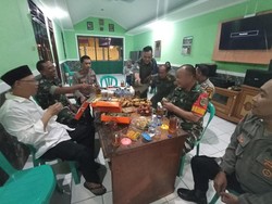 Momen Kebersamaan Polisi dan TNI di Jaksel Saat Buka Bersama