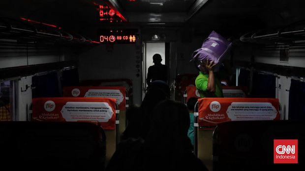 Aktivitas calon penumpang kereta api di Stasiun Pasar Senen, Jakarta, Rabu, 12 April 2023. (CNN Indonesia/Adhi Wicaksono)