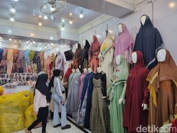 Jelang Lebaran, Abaya hingga Syari Banyak Diburu di Pusat Grosir Surabaya