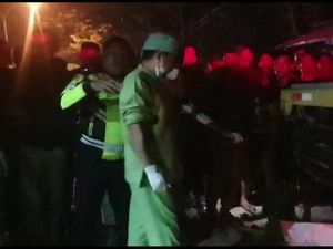 Tabrak Truk Parkir, Biker di Lamongan Tewas Terjepit Dalam Kolong Tabrak Truk Parkir, Biker di Lamongan Tewas Terjepit Dalam Kolong