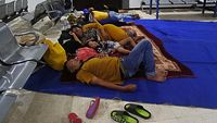 Demi Bisa Pulang Kampung, Pemudik Rela Nginap di Pelabuhan Jangkar
