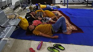 Demi Bisa Pulang Kampung, Pemudik Rela Nginap di Pelabuhan Jangkar