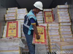 Penampakan 18.000 Ton Daging Kerbau Impor Tiba di Tanjung Priok Penampakan 18.000 Ton Daging Kerbau Impor Tiba di Tanjung Priok
